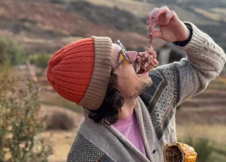 Conocé a El Arturito, el influencer que visita de puestos callejeros a restaurantes Michelin
